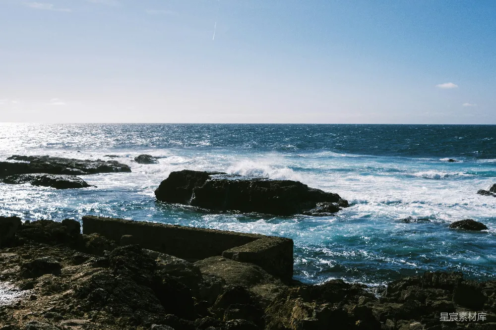 高清摄影 海岸 海浪 岩石 自然风光 清晨 海岸边的浪花与岩石