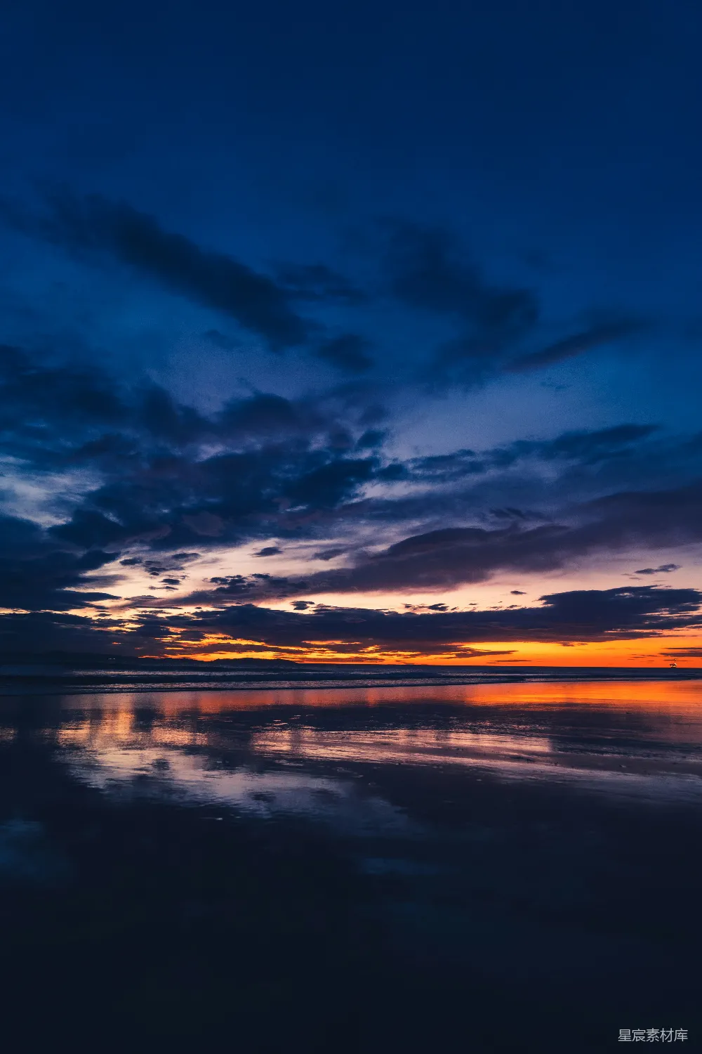 高清摄影 海滩 日落 宁静 自然风光 夕阳 日落时分的宁静海滩