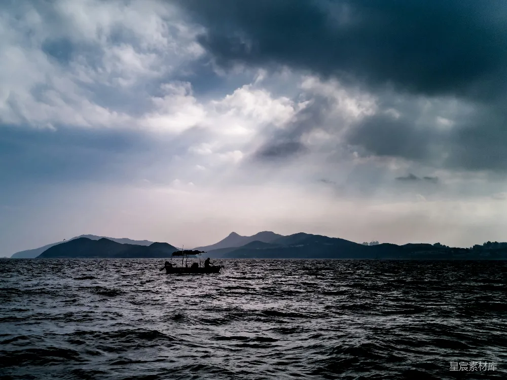 高清摄影 海景 孤独 自然 宁静 渔夫 独舟云海：宁静的海上时光