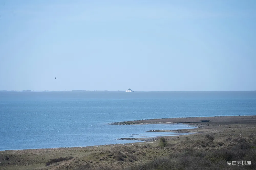 高清摄影 海岸线 宁静 自然风光 休闲 风景 宁静的海岸线与远处的船只