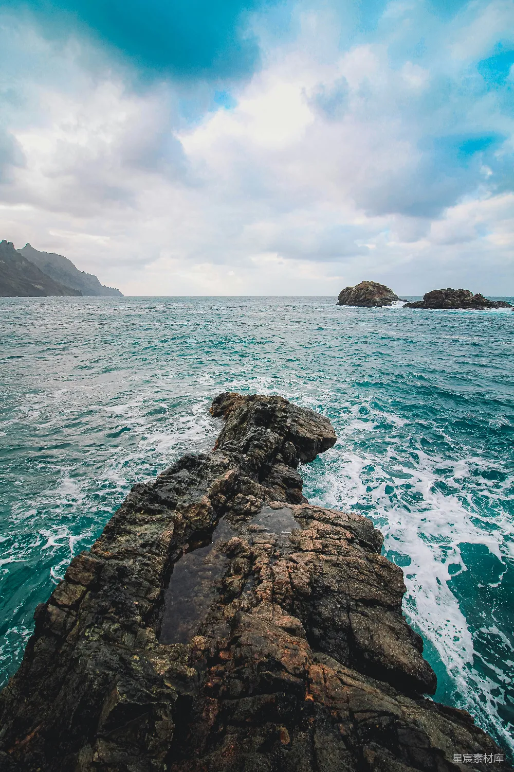 高清摄影 海岸线 自然风光 海浪 岩石 宁静 海浪拍打岩石的壮丽景色