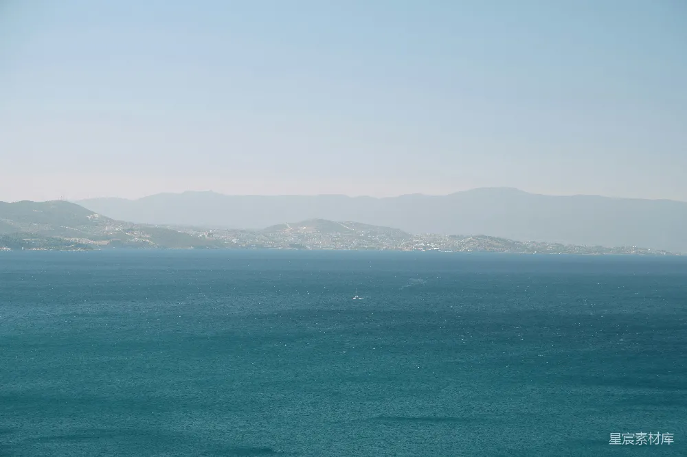 高清摄影 海滨 山脉 帆船 宁静 自然 静谧的海滨风景