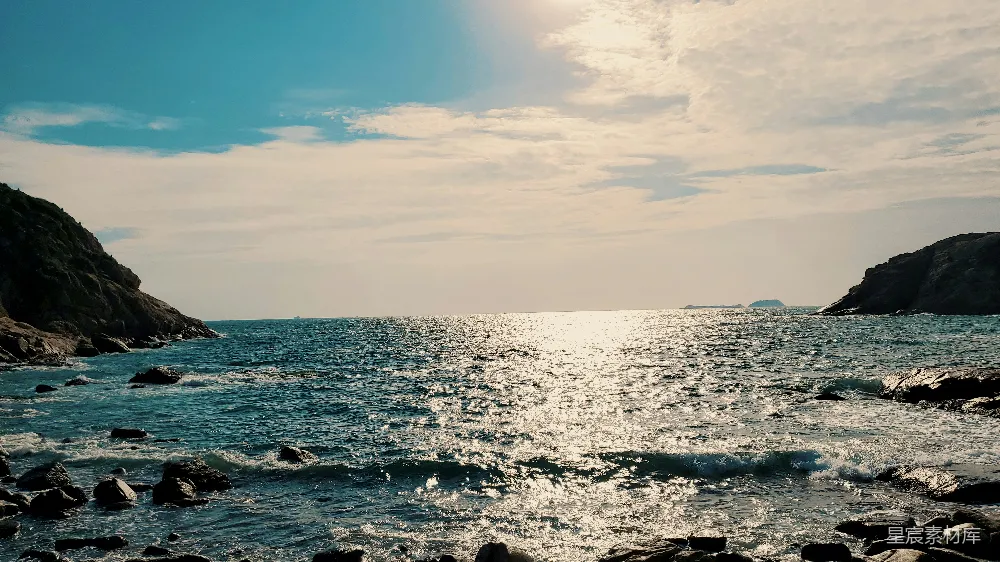 高清摄影 海滩 海岸线 自然风光 宁静 海浪 海浪轻拍礁石，宁静的海岸线