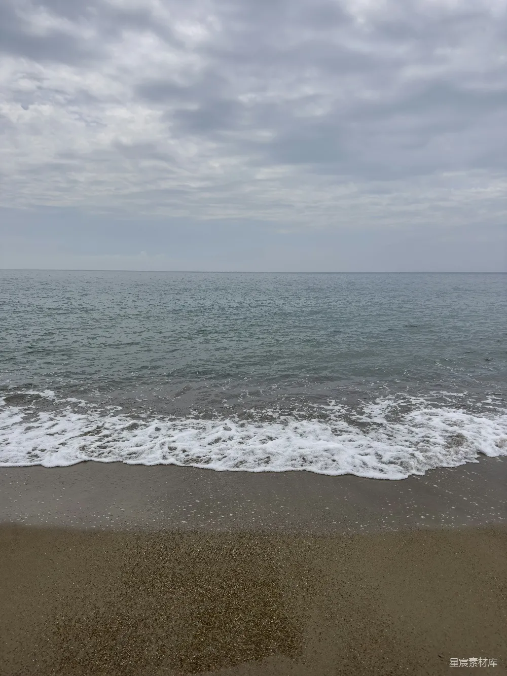 高清摄影 海滩 海浪 云层 平静 自然 海边的宁静时刻