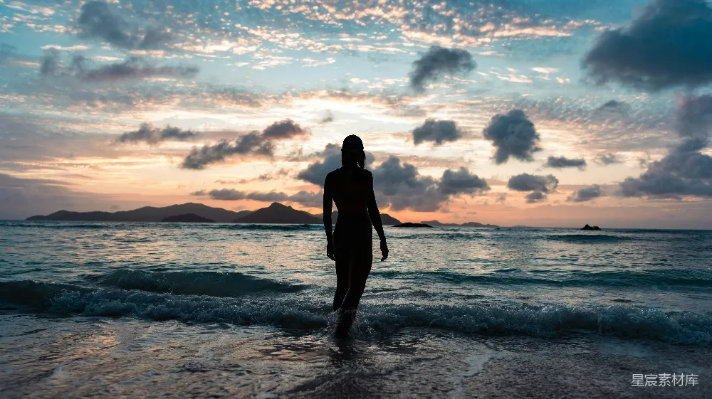 高清摄影 海滩 日落 女性 自然 宁静 海边日落时的独行者