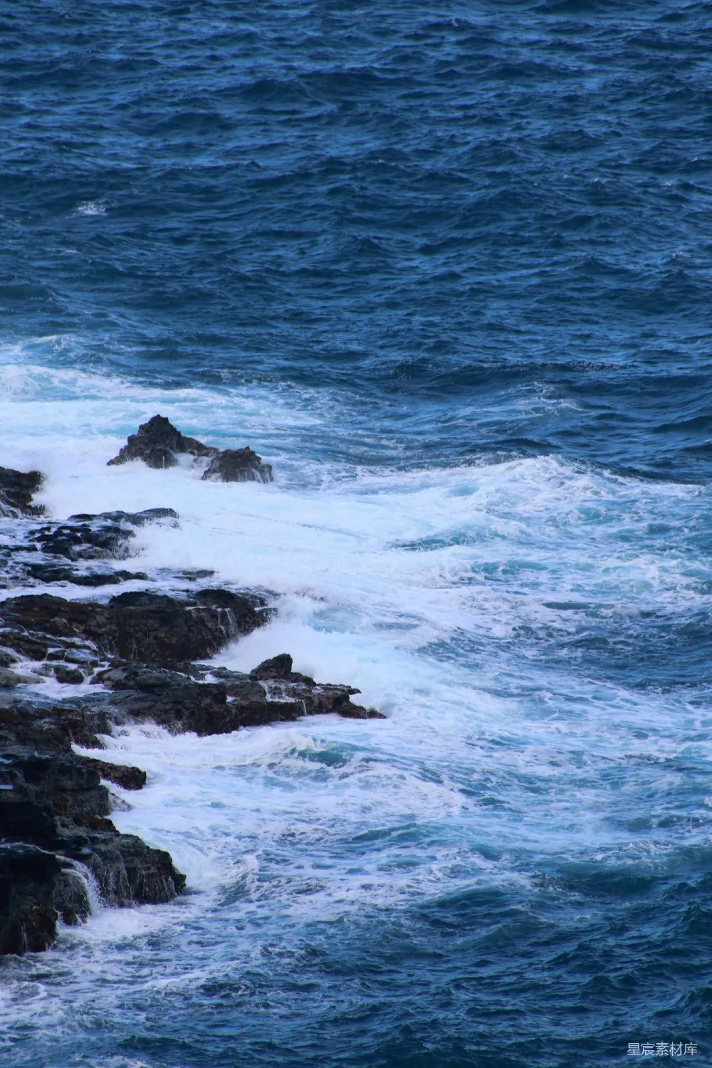 高清摄影 海洋 海岸 岩石 波浪 自然 岩石海岸的波涛