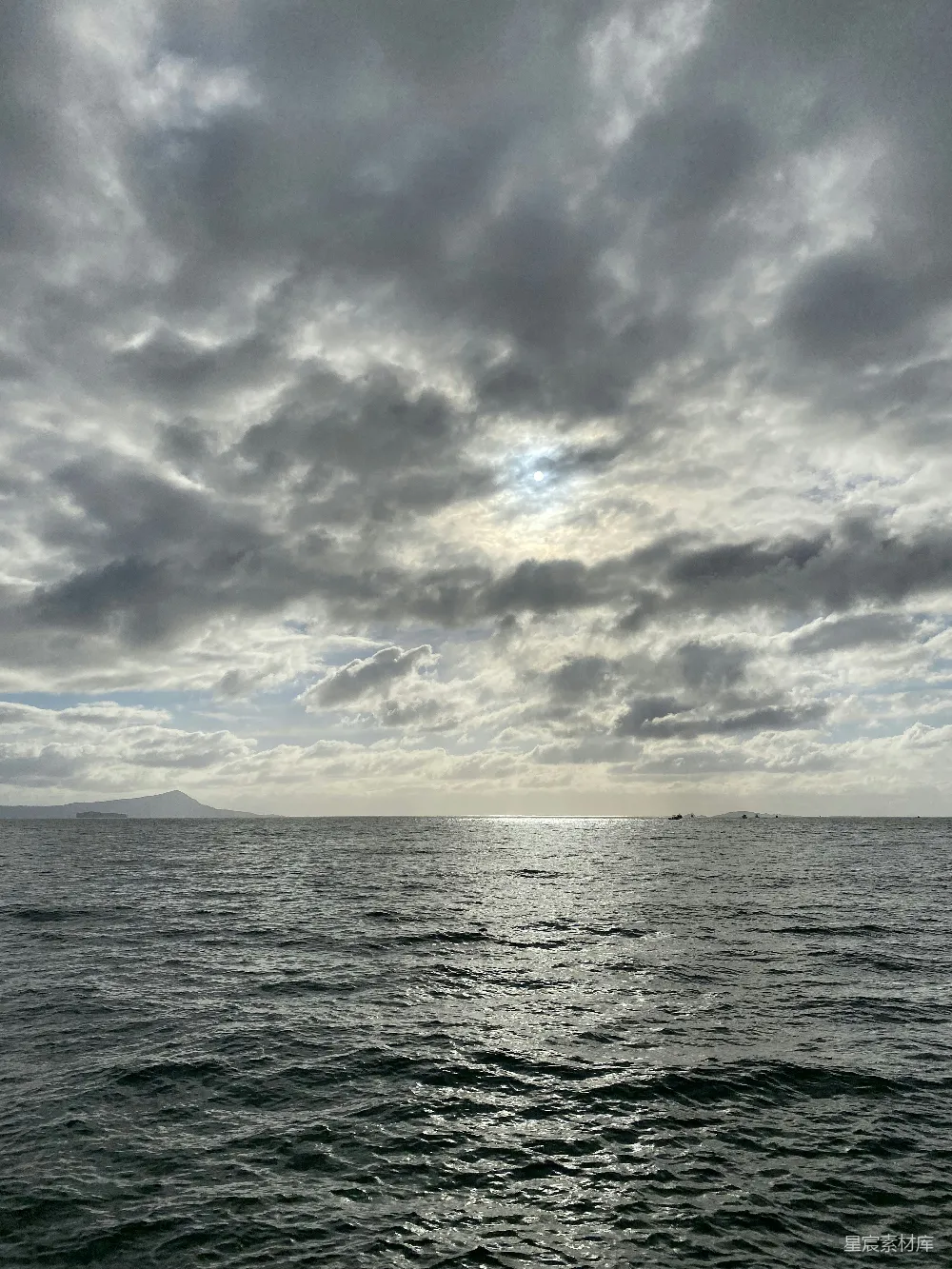 高清摄影 海景 自然风光 阴天 宁静 旅行 乌云下的海面