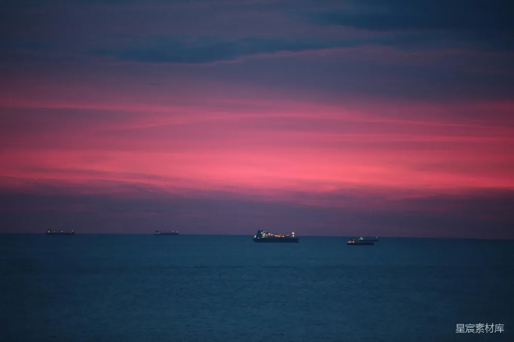 高清摄影 日落 海洋 船只 宁静 风景 暮色中航行的船只