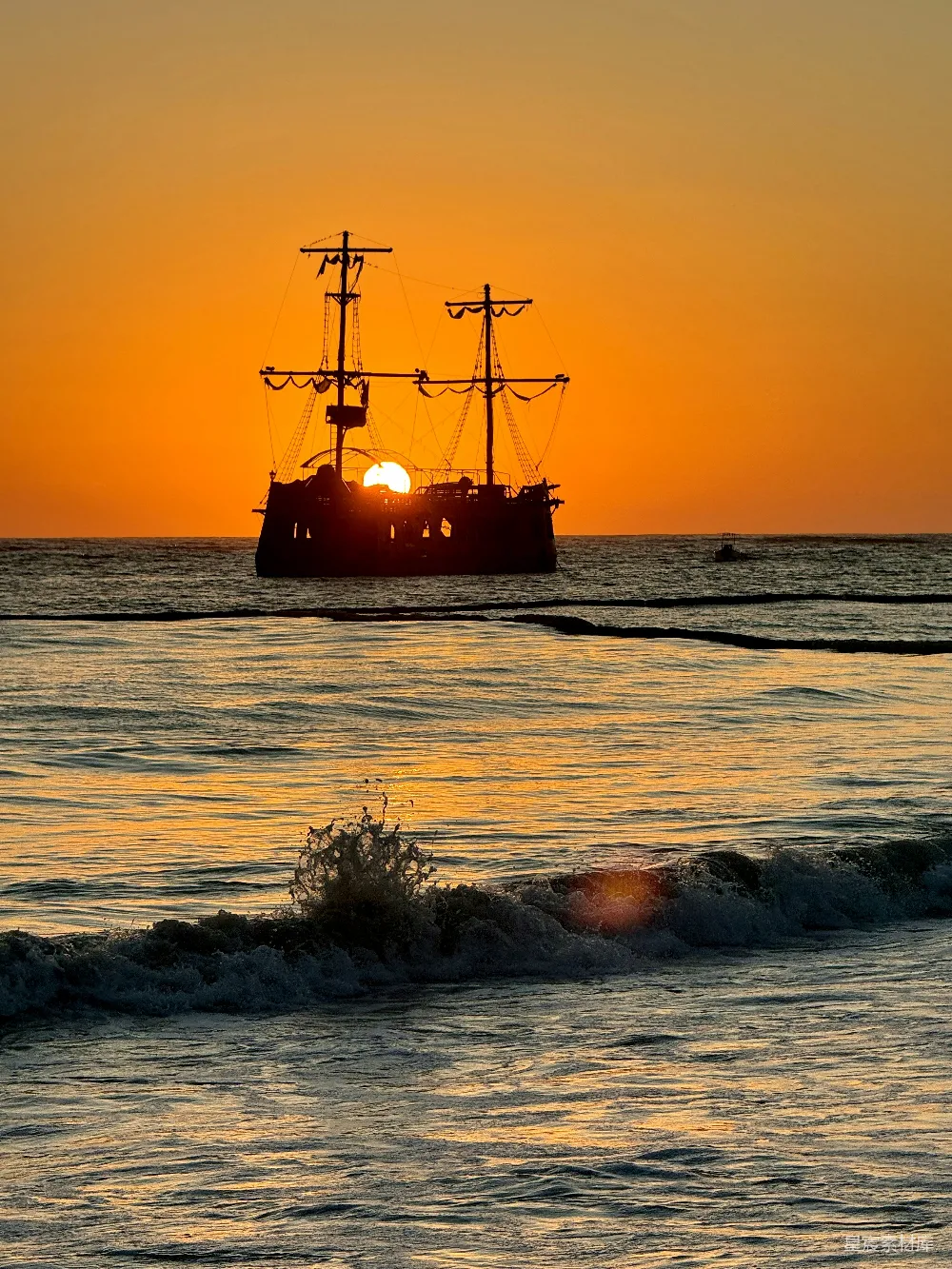高清摄影 日落 海浪 海盗船 自然风光 宁静 夕阳下的海盗船