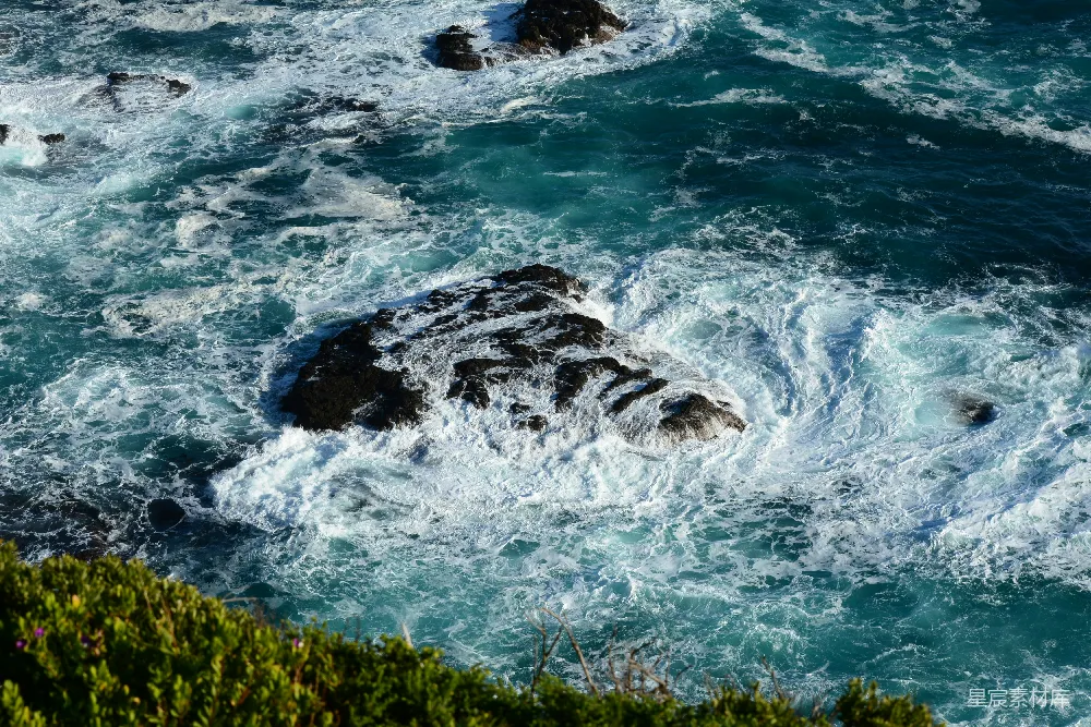 高清摄影 海浪 岩石 自然 壮丽 海岸 海浪拍打岩石的壮丽场景