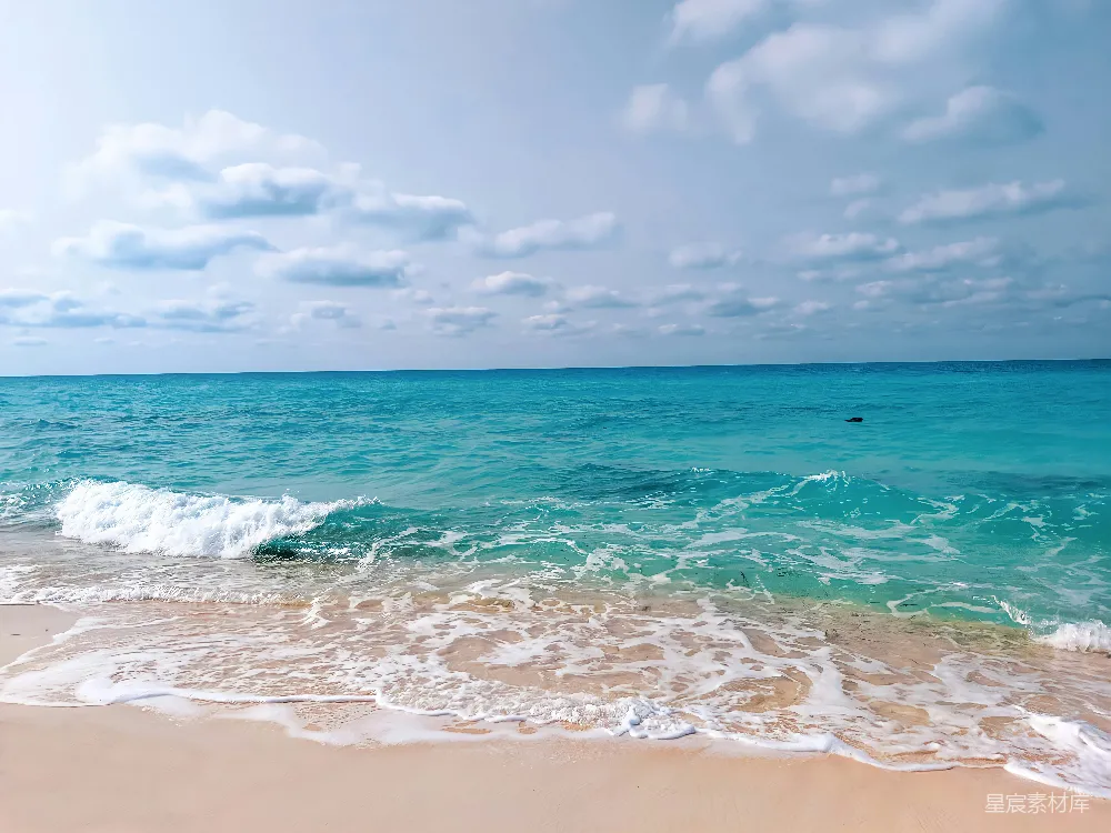 高清摄影 海滩 海浪 蓝天 度假 自然 碧海蓝天：宁静海滩的完美画卷