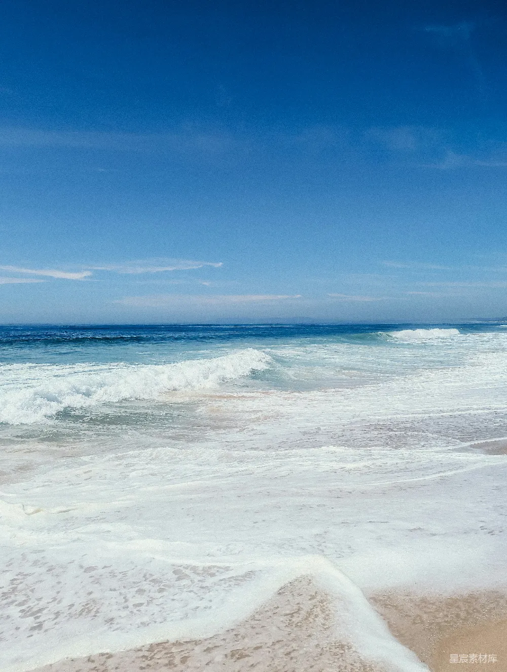 高清摄影 海滩 自然 宁静 海岸 夏日 海浪与沙滩的宁静美景