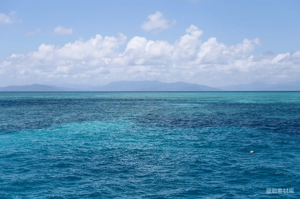 高清摄影 海洋 风景 自然 宁静 旅行 蔚蓝的海洋与远处的山脉