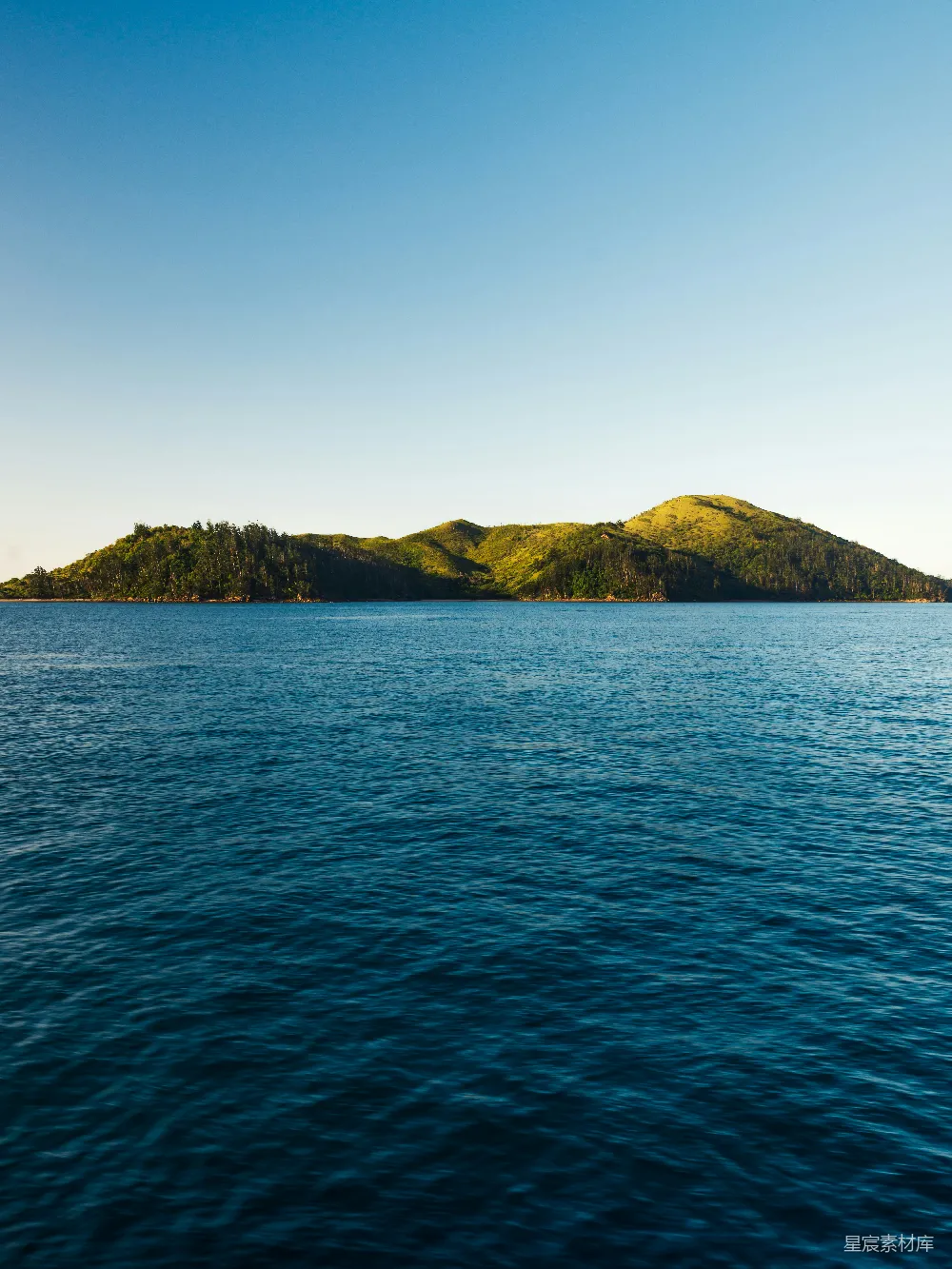 高清摄影 海岛 自然风光 宁静 海洋 户外 宁静的海岛与蔚蓝的海面