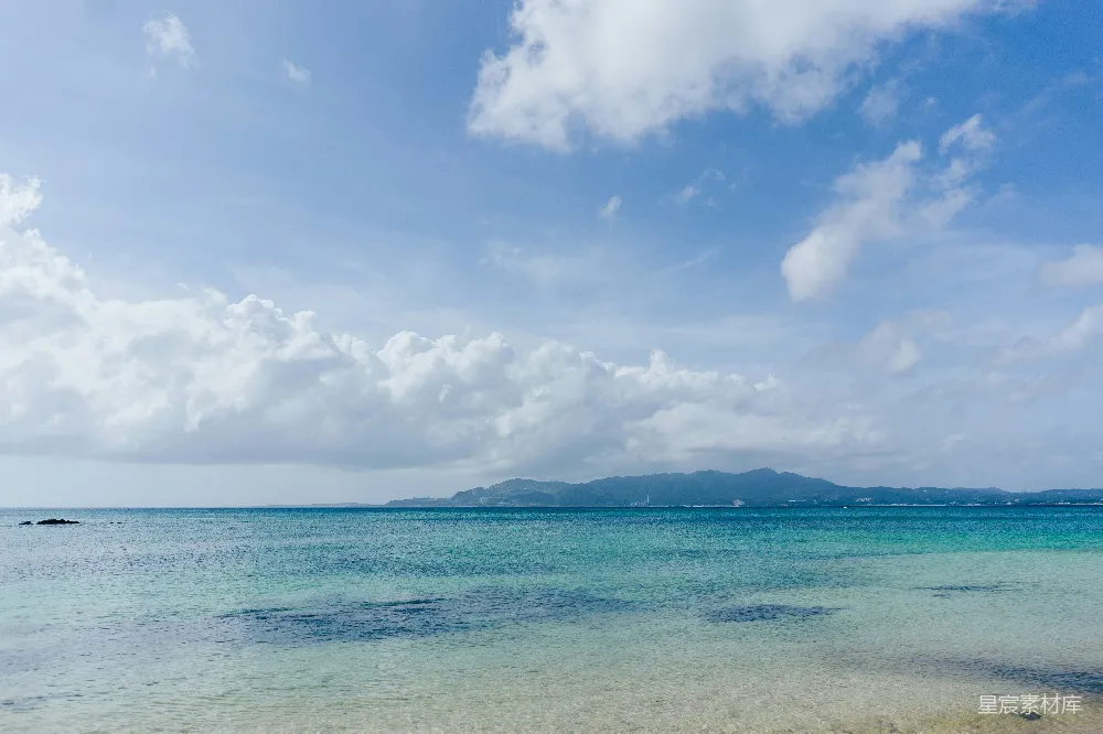 高清摄影 海滩 清澈 蓝天 山景 度假 清澈海水与远处的山景