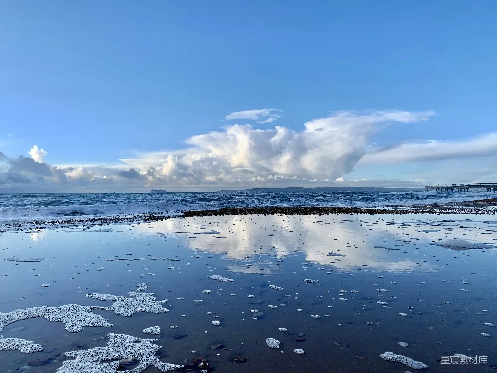 高清摄影 海滩 自然风光 海洋 天空 云层 海滩上的泡沫与天空中的云