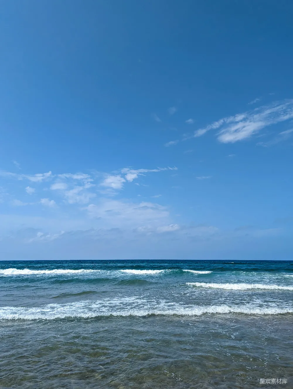 高清摄影 海景 天空 自然 平静 度假 晴空下的海浪
