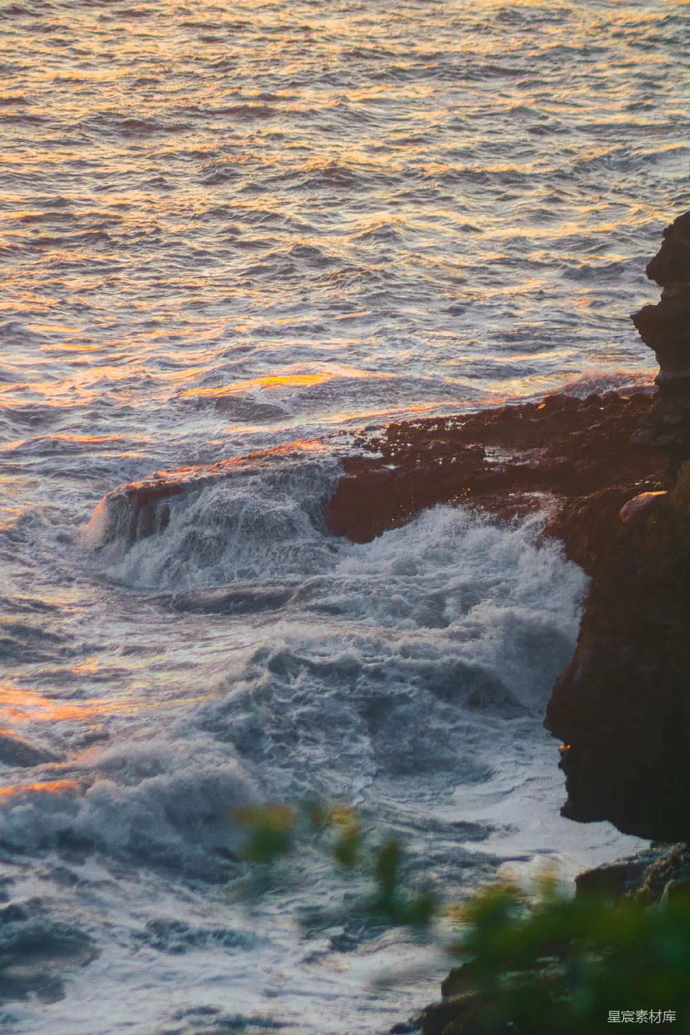 高清摄影 海浪 岩石 夕阳 自然美景 宁静 夕阳下的海浪与岩石