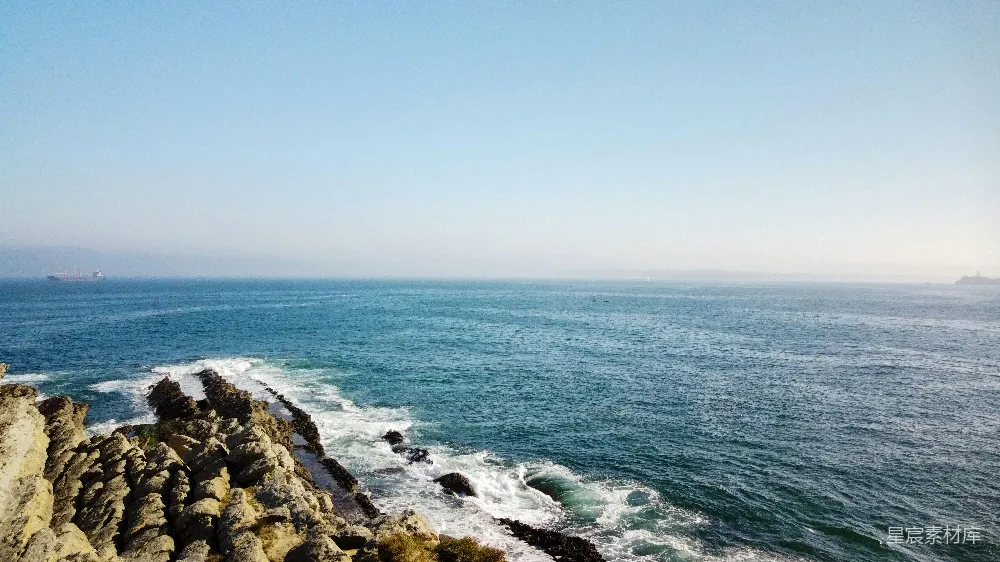 高清摄影 海岸线 自然景观 海浪 宁静 风光 海岸与海浪的宁静景色