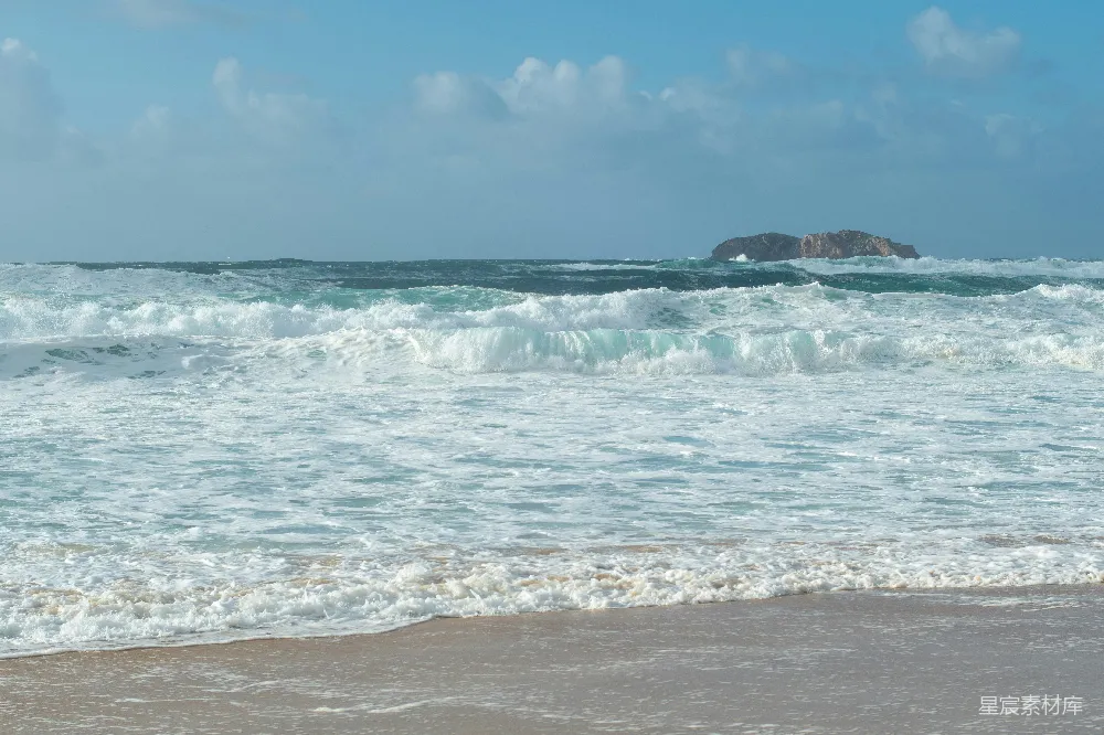 高清摄影 海滩 海浪 自然风光 休闲 风景 海边的波浪与岛屿