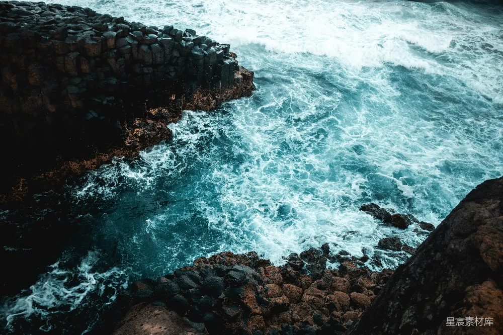 高清摄影 海浪 岩石 自然景观 海洋 壮丽 岩礁上的海浪