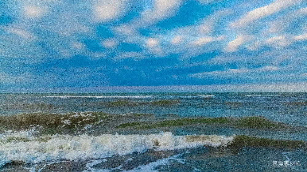 高清摄影 海滩 海浪 自然风光 宁静 户外 海滩上的波浪与蓝天