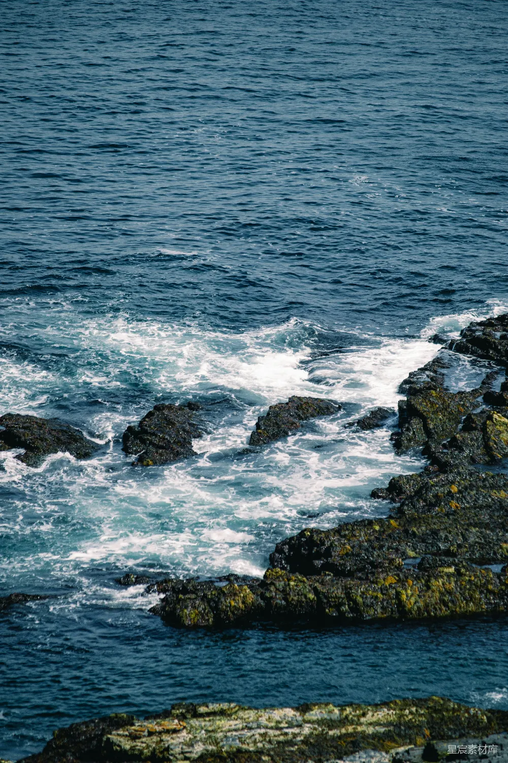 高清摄影 自然景观 海岸线 岩石 海洋 宁静 海岸礁石与海浪