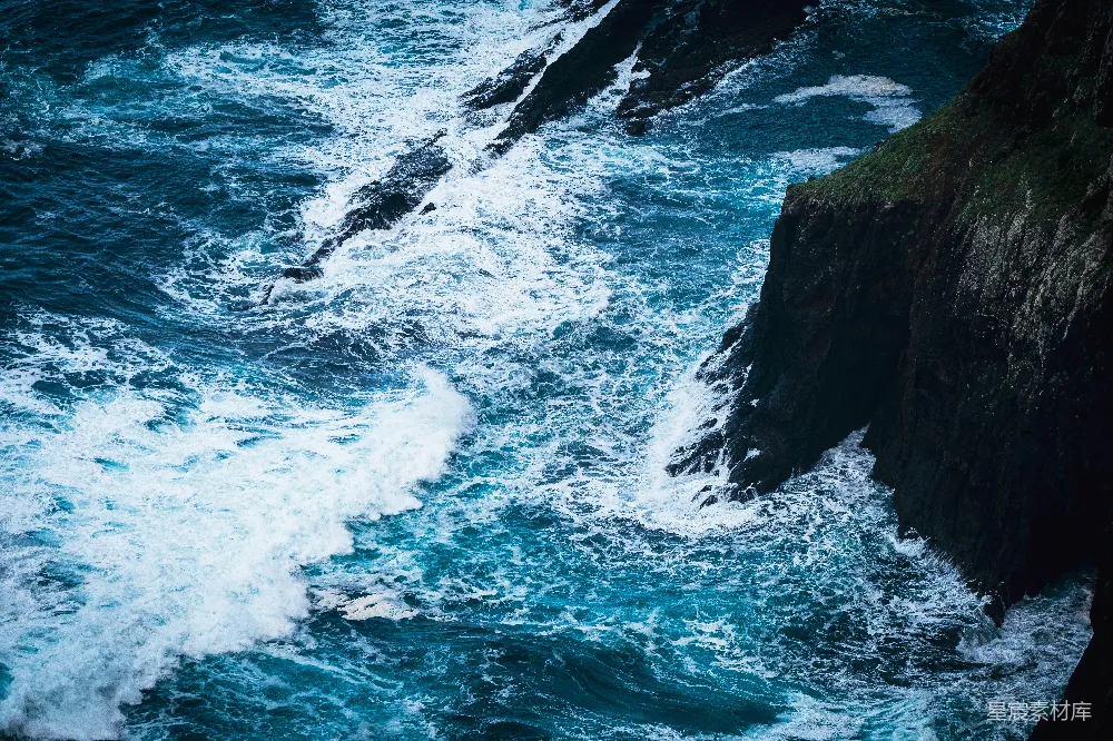 高清摄影 海洋 自然景观 动态场景 海岸线 蓝色 海浪拍打岩石