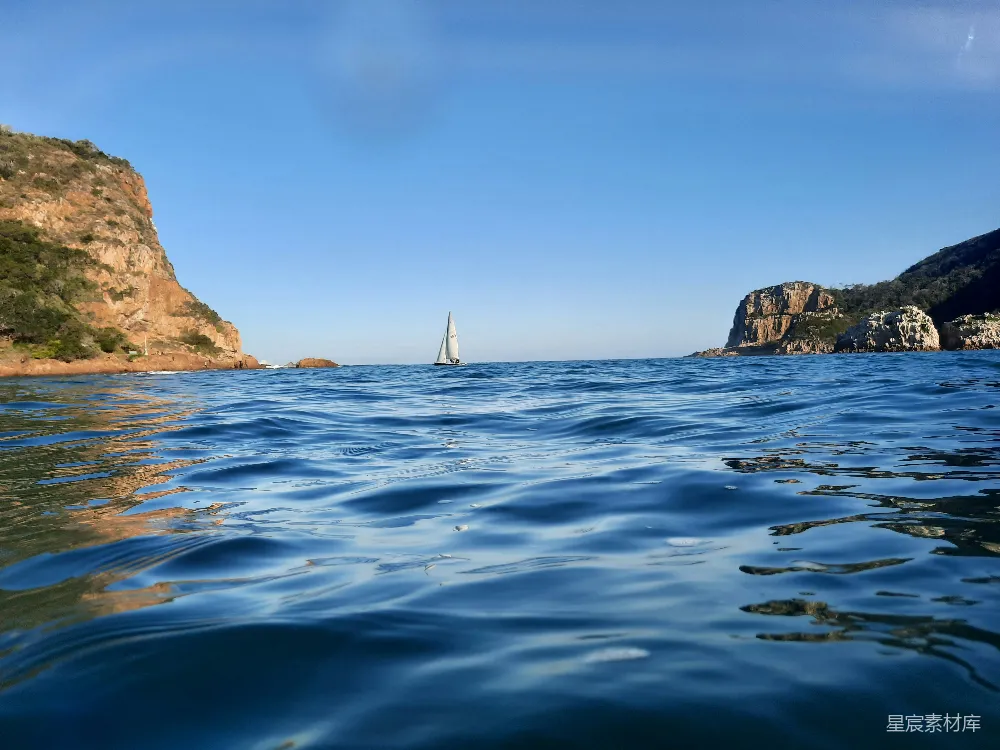 高清摄影 海洋 帆船 自然 风景 旅行 海上的帆船与宁静的海岸线