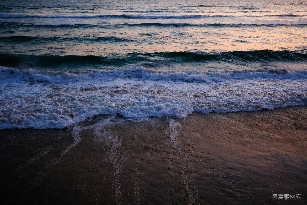 高清摄影 海滩 日落 自然风光 宁静 海浪 日落时的海浪
