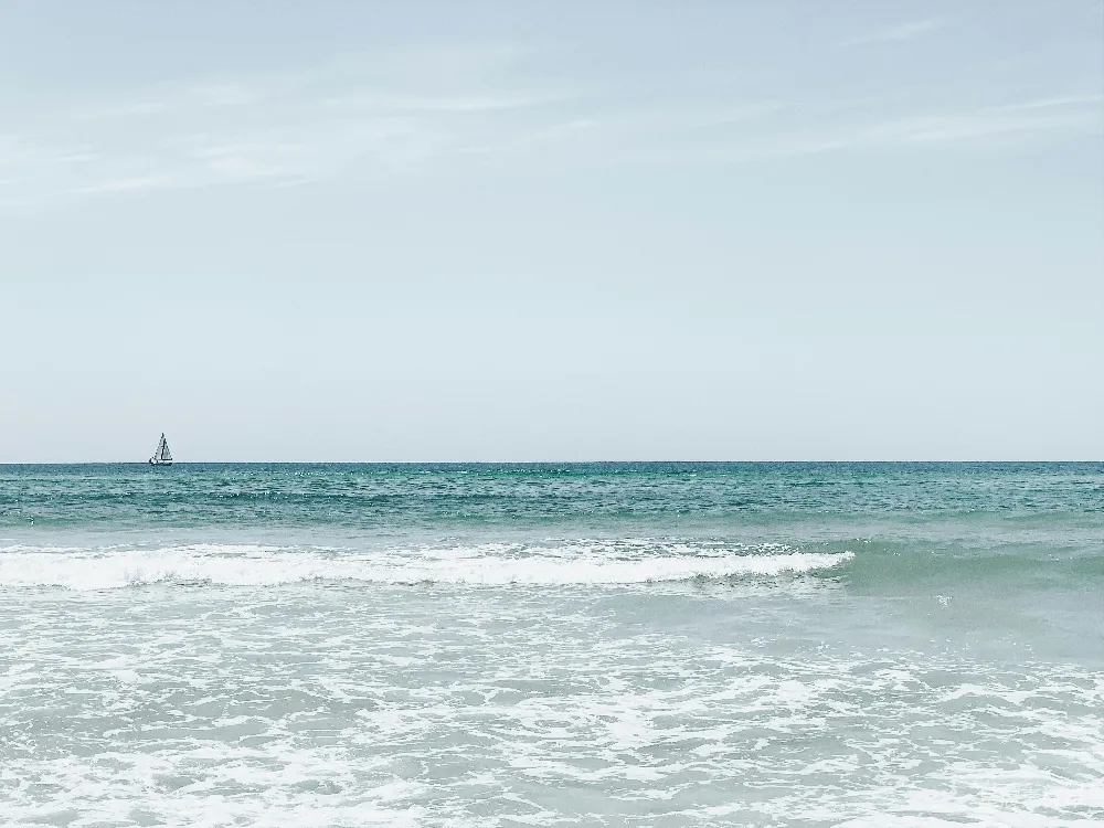 高清摄影 海洋 帆船 平静 自然风光 夏日 孤独的帆影：海边的宁静时刻