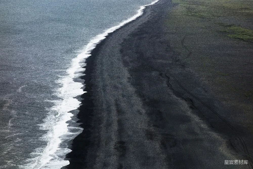 高清摄影 海岸线 黑白对比 自然之美 自然景观 海滩 黑沙滩与海浪的交响曲