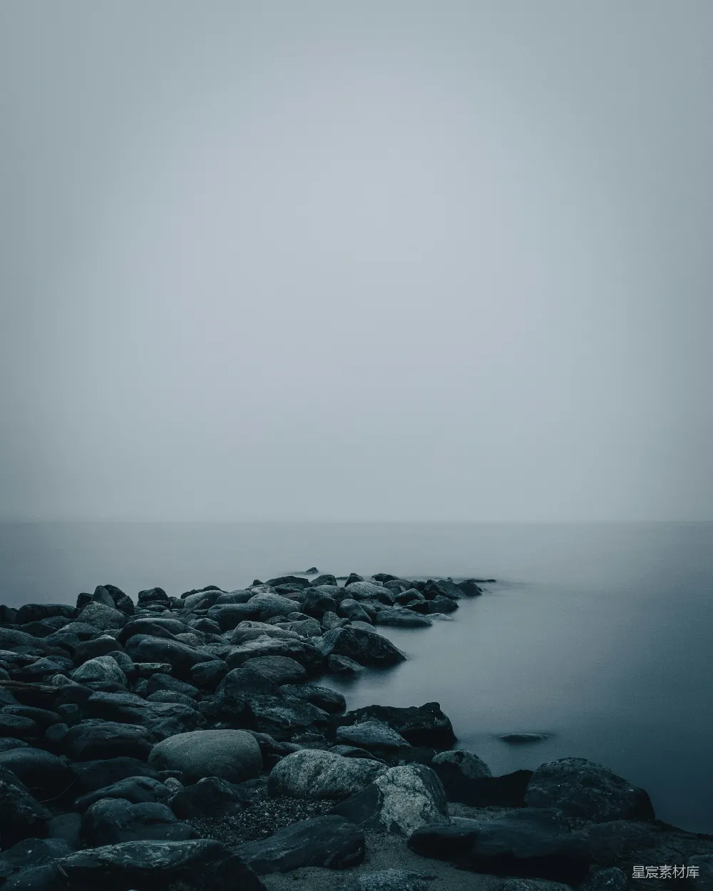 高清摄影 海岸线 雾 岩石 宁静 自然 雾中的海岸线
