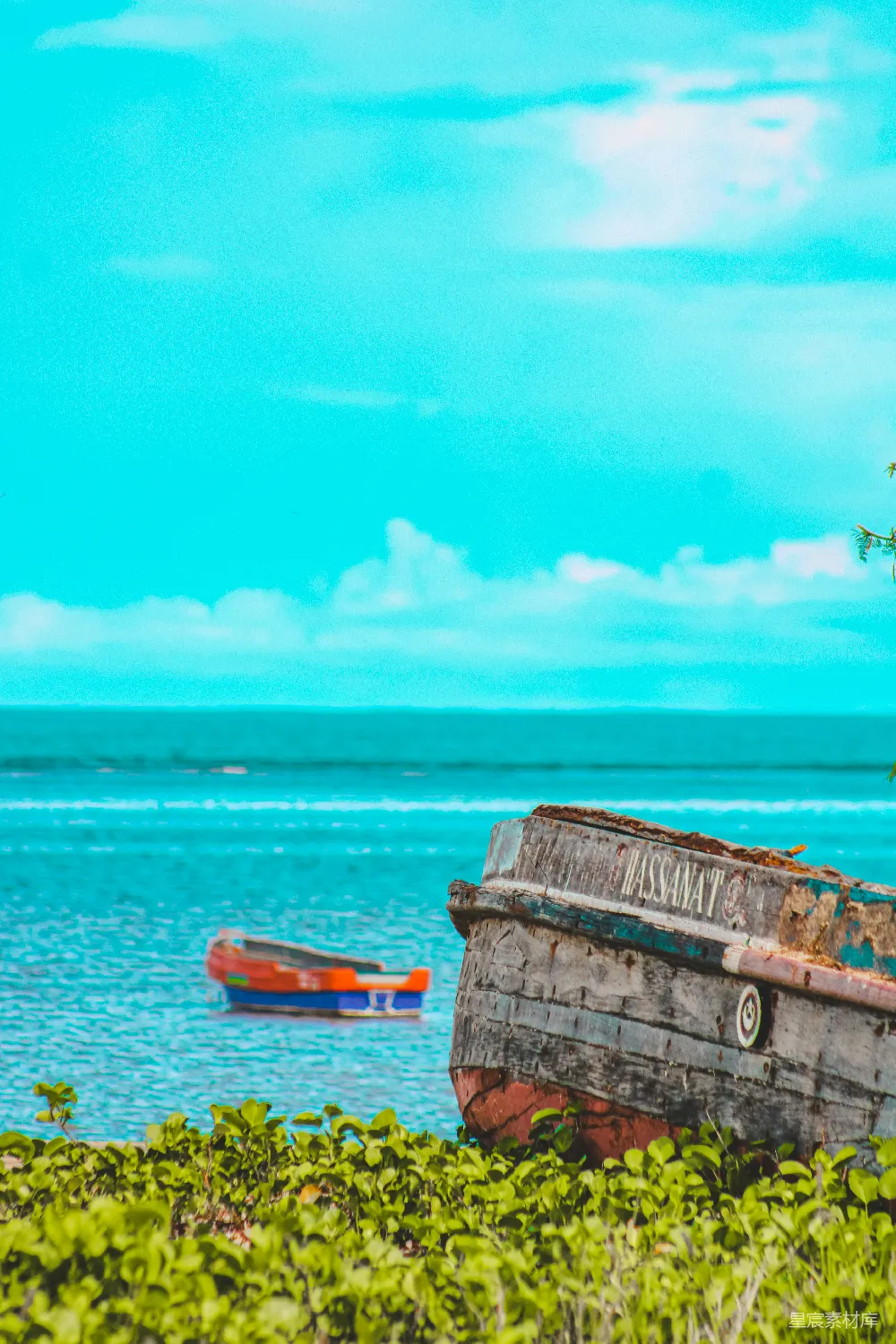 高清摄影 海边 木船 清澈的海水 自然风光 旅行 海边的木船与清澈的海水