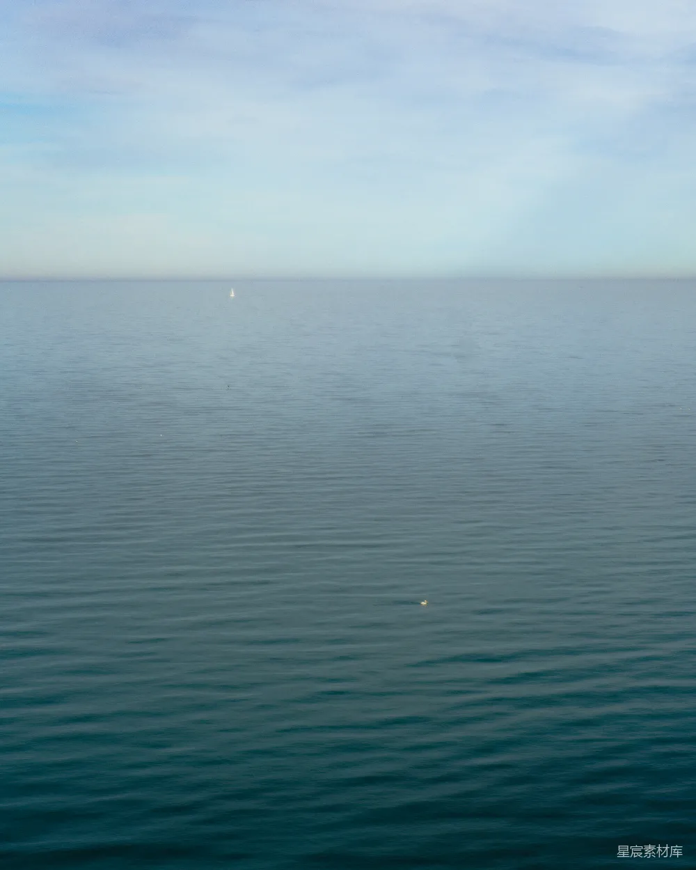 高清摄影 海洋 平静 帆船 自然 风景 宁静的海面与远处的帆船