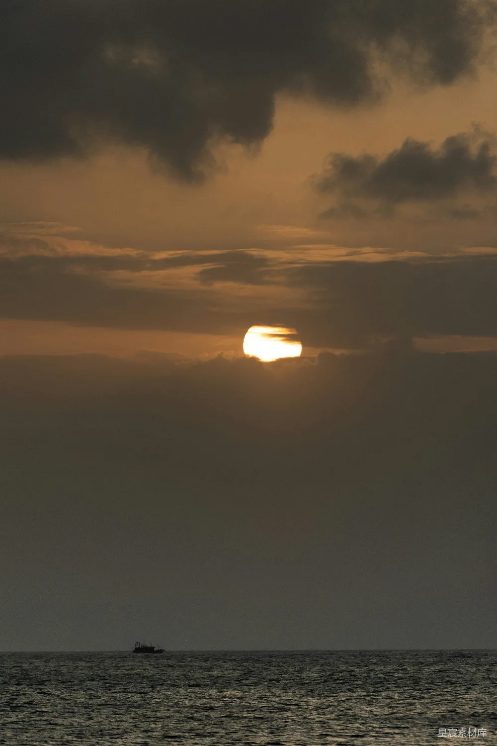 高清摄影 夕阳 海景 宁静 船影 自然 夕阳下的海与船