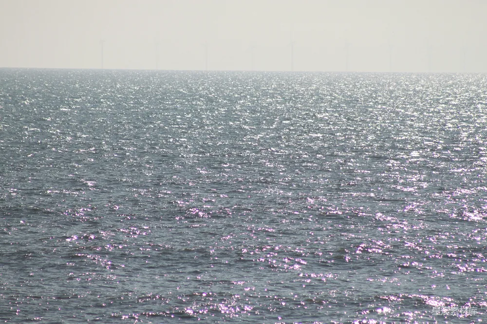 高清摄影 海景 自然风光 可持续能源 宁静 环保 海面的光芒与风力发电机