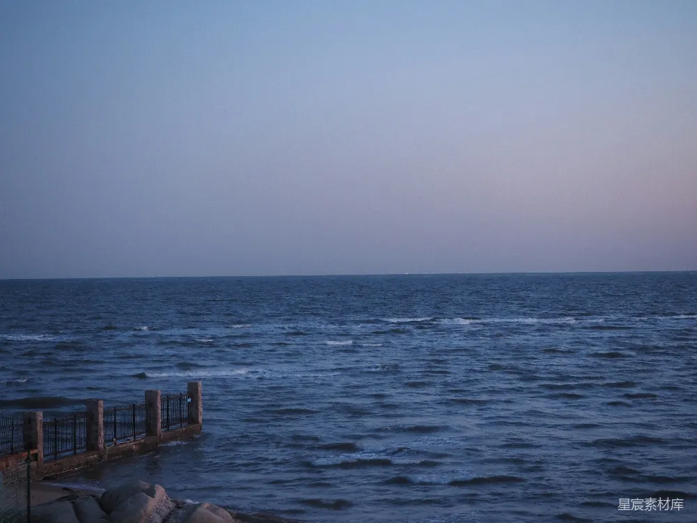 高清摄影 大海 黄昏 平静 海岸线 自然 黄昏海边的宁静