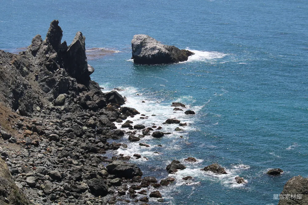 高清摄影 海岸线 自然景观 海浪 岩石 蓝色 海岸奇岩与蔚蓝海水