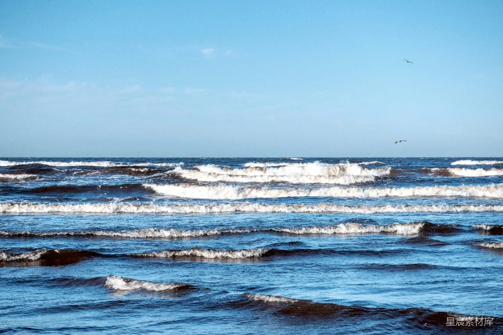 高清摄影 海洋 自然风光 平静 风景 户外 海浪与蓝天的宁静时刻
