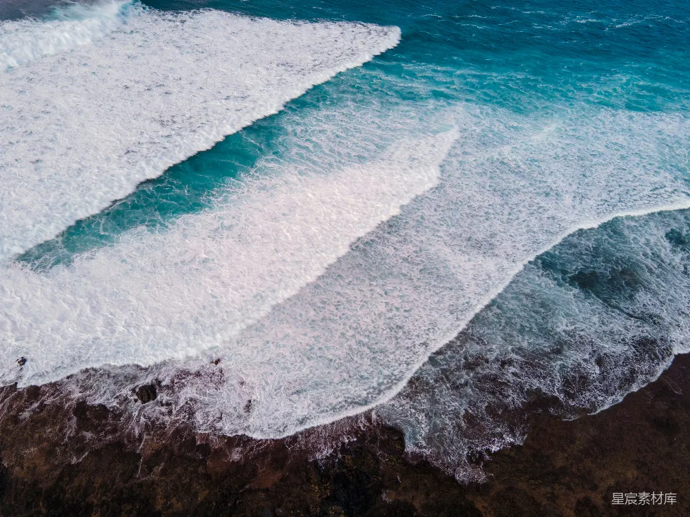高清摄影 海洋 波浪 海岸线 自然景观 动态美 海洋之舞：波涛汹涌的海岸线