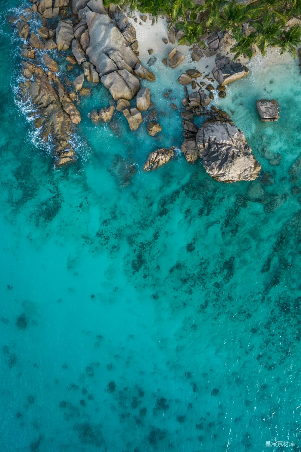 高清摄影 海景 航拍 自然风光 热带海滩 度假 碧海蓝天上的岩石岛