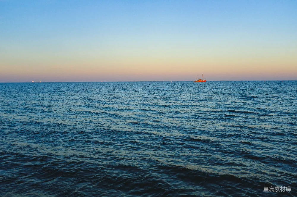 高清摄影 海景 黄昏 孤独 帆船 宁静 黄昏海景，孤独的帆船