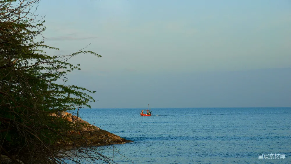 高清摄影 海岸线 风景 海洋 宁静 小船 海岸边的宁静小舟