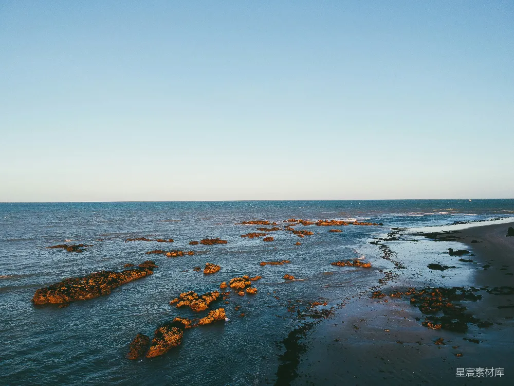 高清摄影 海滩 岩石 海景 宁静 自然 海滩上的岩石与宁静的海景