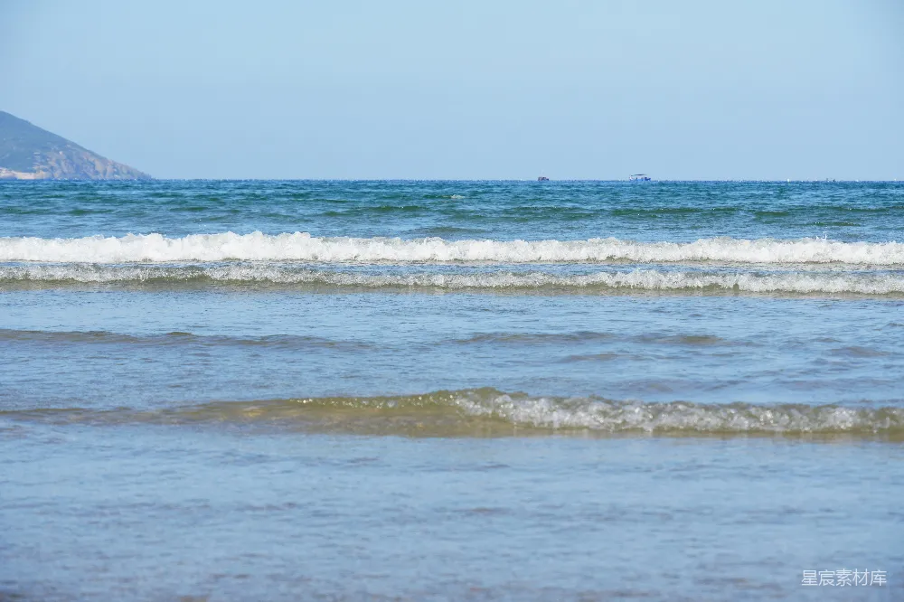 高清摄影 海滩 自然风光 宁静 海景 海边 平静的海滩与海浪