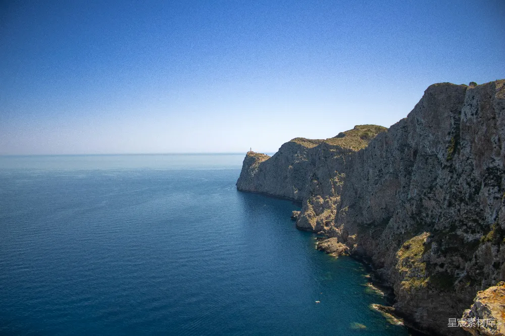 高清摄影 悬崖 灯塔 海景 宁静 自然 悬崖上的灯塔与宁静的海景