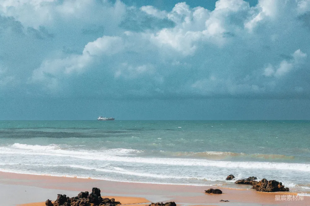 高清摄影 海滩 海洋 晴空 船影 自然 海天一色的宁静海岸