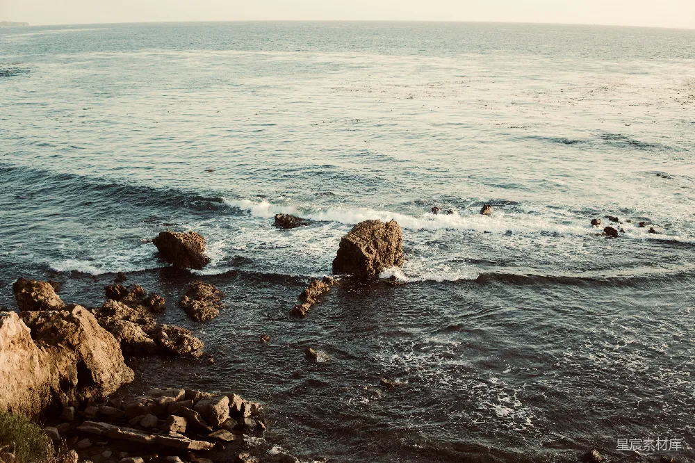 高清摄影 海岸 岩石 海浪 自然 宁静 海岸边的岩石与波浪
