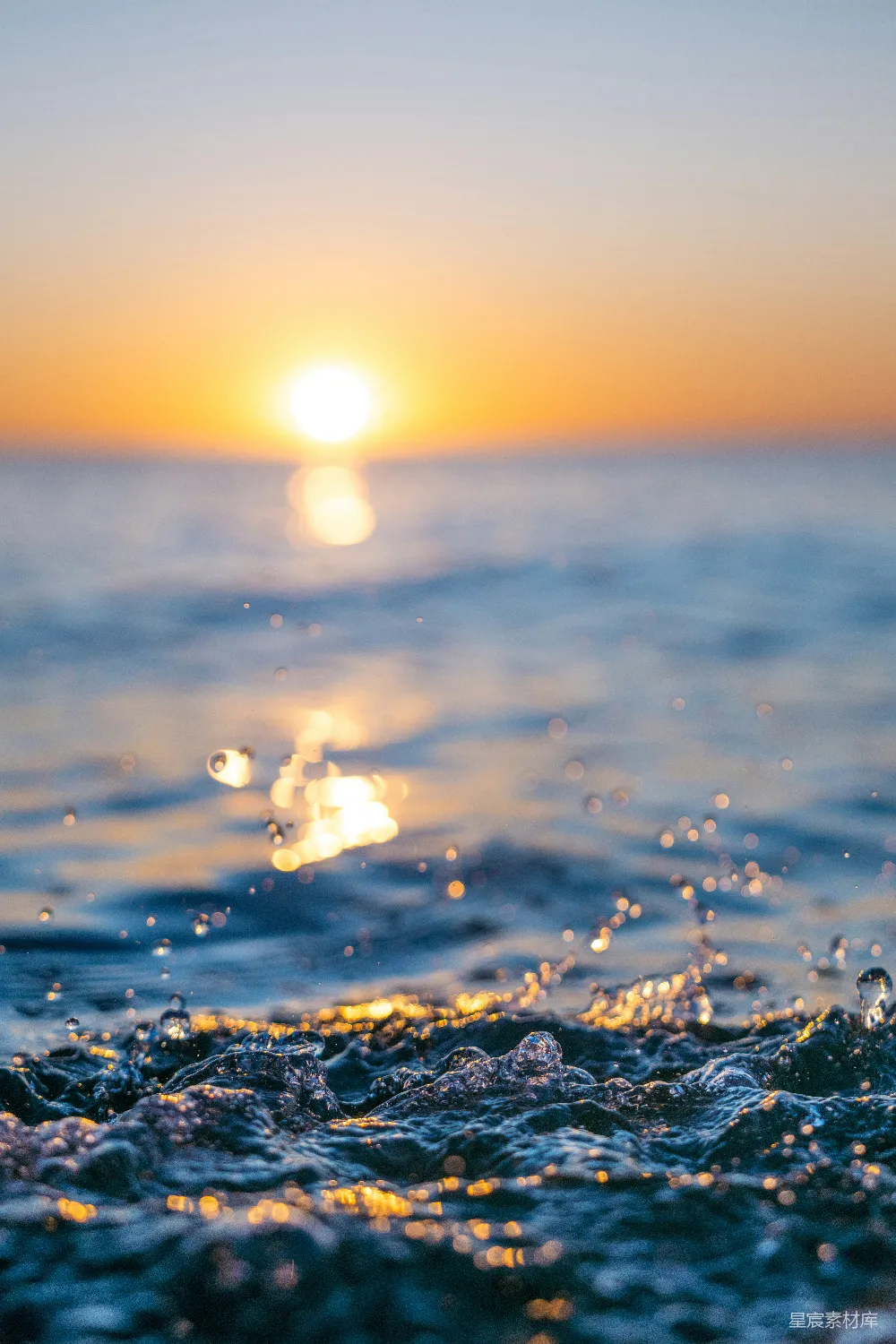 高清摄影 日落 海浪 自然风光 宁静 光影 海浪与日落的梦幻交响